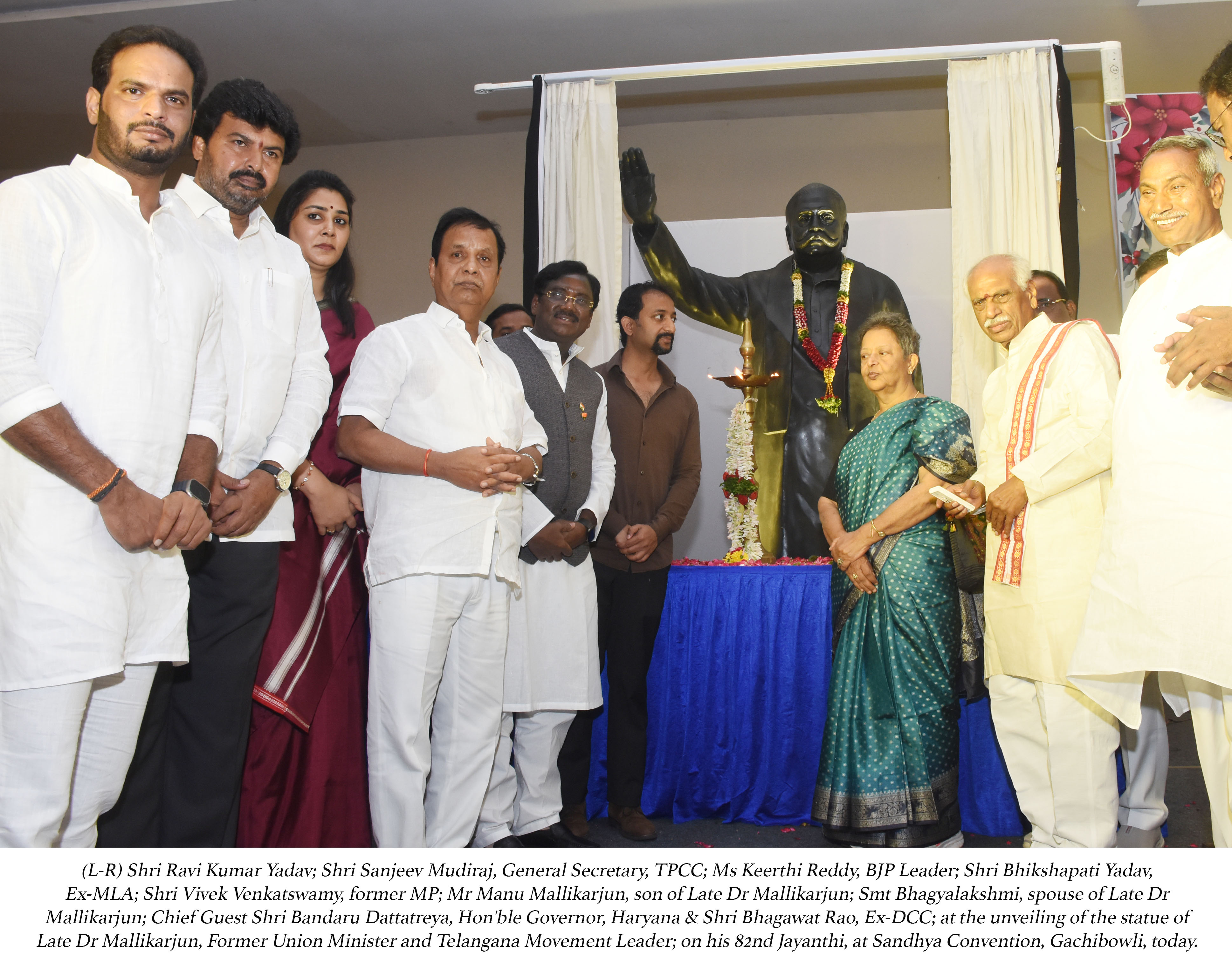A statue of former Union Minister Late Dr. Mallikarjun, was unveiled at Hyderabad on his 82nd Jayanthi