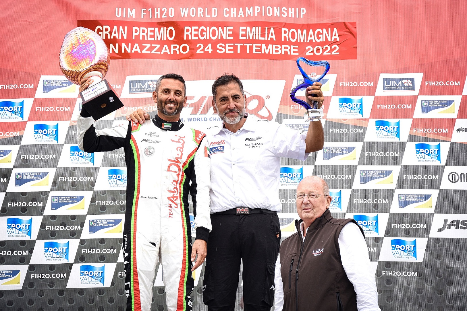 Team Abu Dhabi duo ready for big  world title battle in Italy     Torrente, Al Qemzi – rivals and partners as F1H2O  series returns to Sardinia